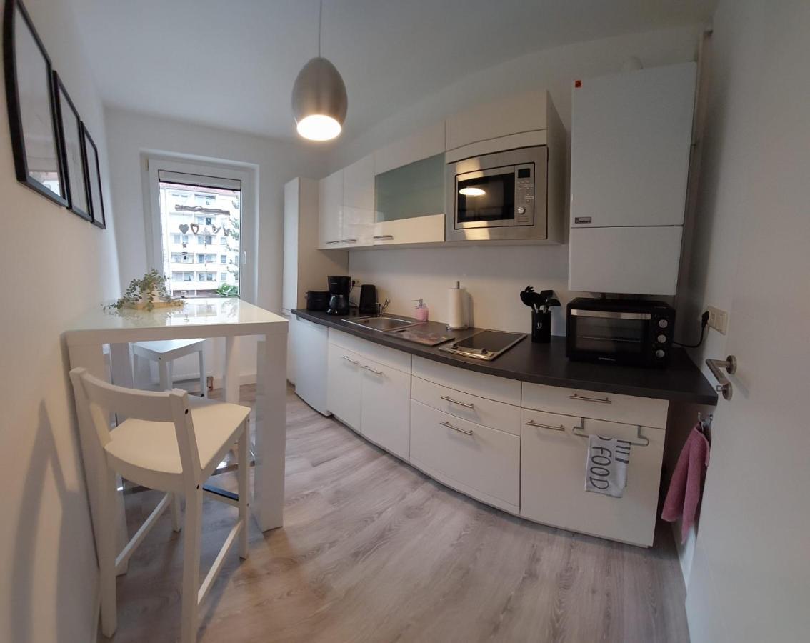 Helles Modern Eingerichtetes Apartment